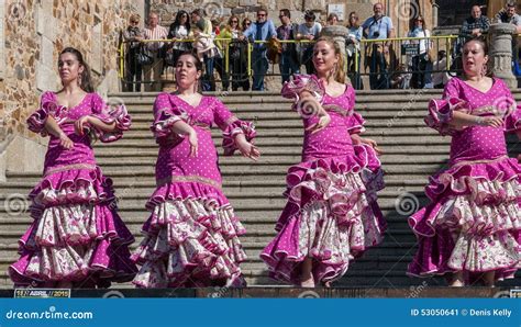  Cátia Laia: Flamenco Fiesta Kuninkaallisella Lähetystöllä - Taistelu Särkyneestä Kiharasta!